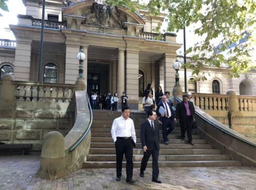 Bên ngoài phiên tòa xét xử vụ án của Cao Vân Tường. Ảnh: On.