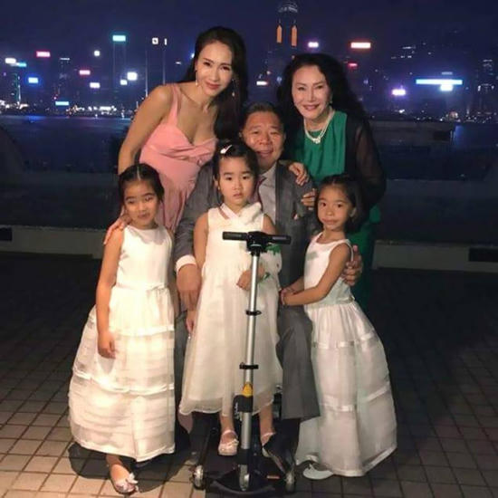 Lê Tư cùng chồng con và người thân trong gia đình.