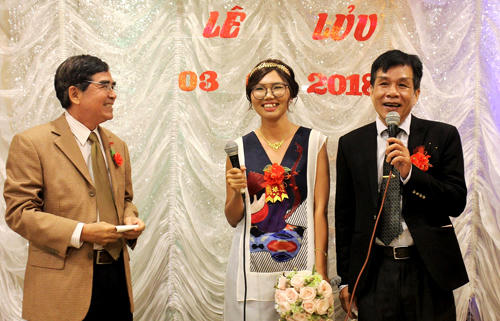 Nhà báo Lưu Đình Triều (trái) chúc mừng hạnh phúc của nhà thơ Lê Minh Quốc và vợ.