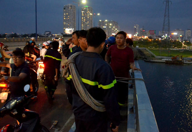 Nam thanh niên nhảy sông Sài Gòn sau khi bị buộc thôi học