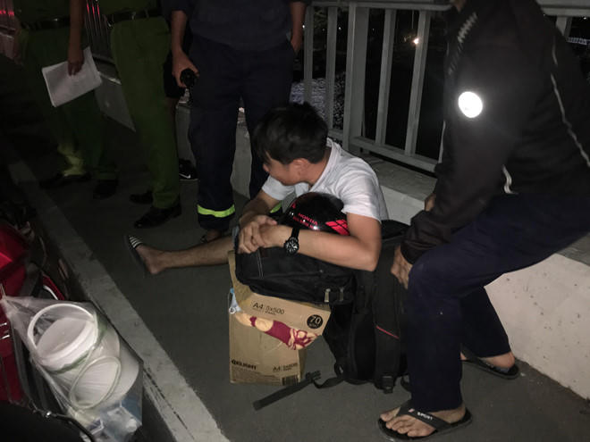 Nam thanh niên nhảy sông Sài Gòn sau khi bị buộc thôi học