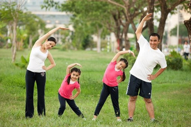 Vợ chồng MC sợ con vô cảm