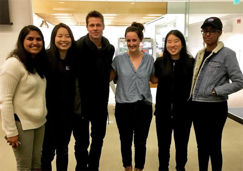 Brad Pitt chụp ảnh cùng các sinh viên của Neri Oxman tại MIT.