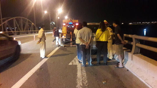 Người đàn ông lái ô tô tông vào thành cầu rồi nhảy sông tự tử - Ảnh 2.