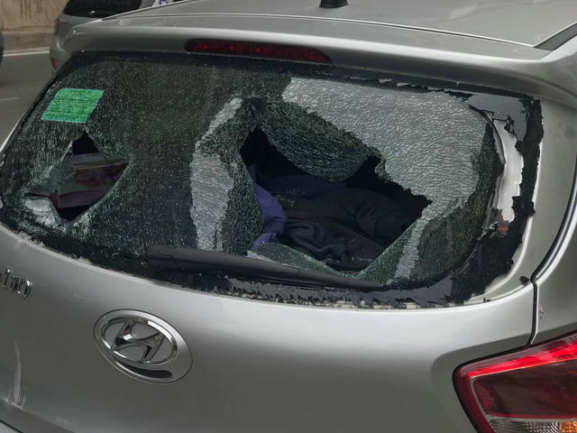  Hai lỗ thủng lớn sau xe ô tô (Ảnh: Trần Thanh) 