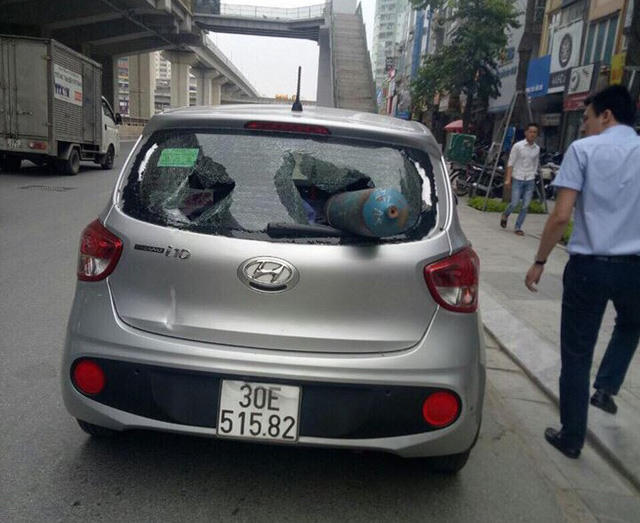  Sự việc khiến những người ngồi trong xe ô tô vô cùng kinh hãi. 