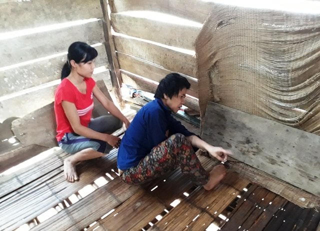 Cô giáo,Hoàn cảnh khó khăn