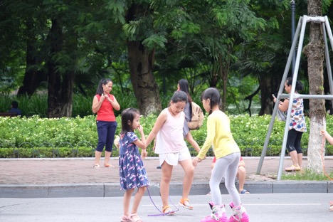 Phố đi bộ Hà Nội 'hồi sinh' trò chơi dân gian Việt