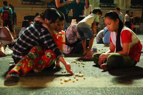 Phố đi bộ Hà Nội 'hồi sinh' trò chơi dân gian Việt