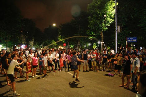 Phố đi bộ Hà Nội 'hồi sinh' trò chơi dân gian Việt