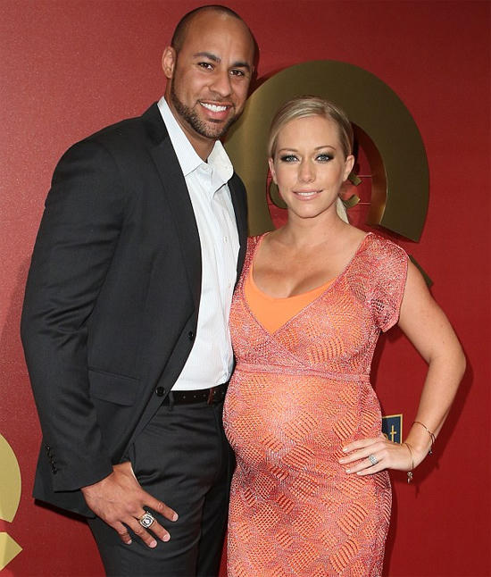 Năm 2014, cầu thủ bóng rổ Hank Baskett vướng scandal ngoại tình với một người mẫu chuyển giới khi vợ anh - cựu người đẹp Playboy Kendra Wilkinson mang bầu 8 tháng. Vì điều này, Kendra đã bị trầm cảm sau khi sinh. Cuộc hôn nhân suýt đổ vỡ nhưng với sự ăn năn và nỗ lực cứu vãn của chồng, Kendra đã tha thứ cho lỗi lầm đó.Tuy nhiên vào tháng trước, người mẫu 32 tuổi đã thông báo ly hôn Hank Baskett sau 10 năm chung sống. Kendra Wilkinson không tiết lộ nguyên nhân chia tay nhưng trong video chia sẻ trên Instagram, cô khóc và đề cập tới sự thiếu niềm tin vào chồng.