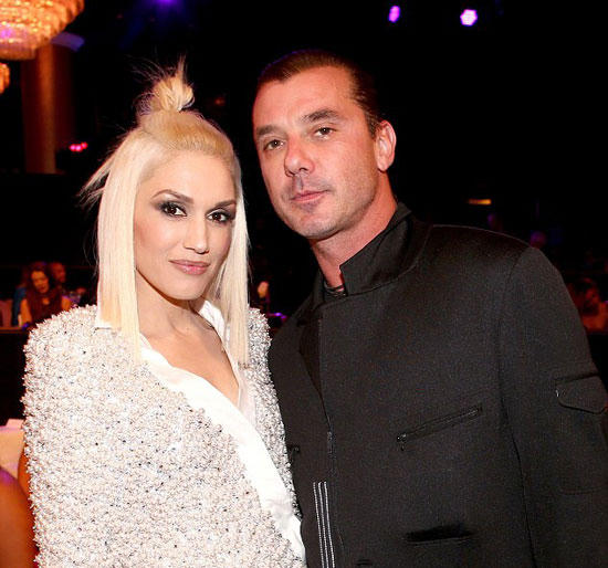 Năm 2015, nữ giám khảo The Voice Mỹ Gwen Stefani đã ly hôn rocker Gavin Rossdale sau 13 năm chung sống và có 3 người con. Cặp đôi không hé lộ nguyên nhân nhưng nguồn tin khẳng định trên tờ Us Weekly, Gavin đã dan díu với cô bảo mẫu xinh đẹp suốt một thời gian dài. Chồng Gwen được cho là vụng trộm tần suất nhiều hơn khi nữ ca sĩ mang bầu con trai thứ ba và nằm viện sinh con vào tháng 2/2014. Gwen chỉ phát hiện ra bí mật này khi một người giúp việc kể lại với cô. Theo nguồn tin, nữ ca sĩ đã kiểm tra điện thoại và iPad của chồng, tìm thấy rất nhiều ảnh khỏa thân của bảo mẫu và tin nhắn lên kế hoạch hẹn hò của Gavin Rossdale với cô gái này.