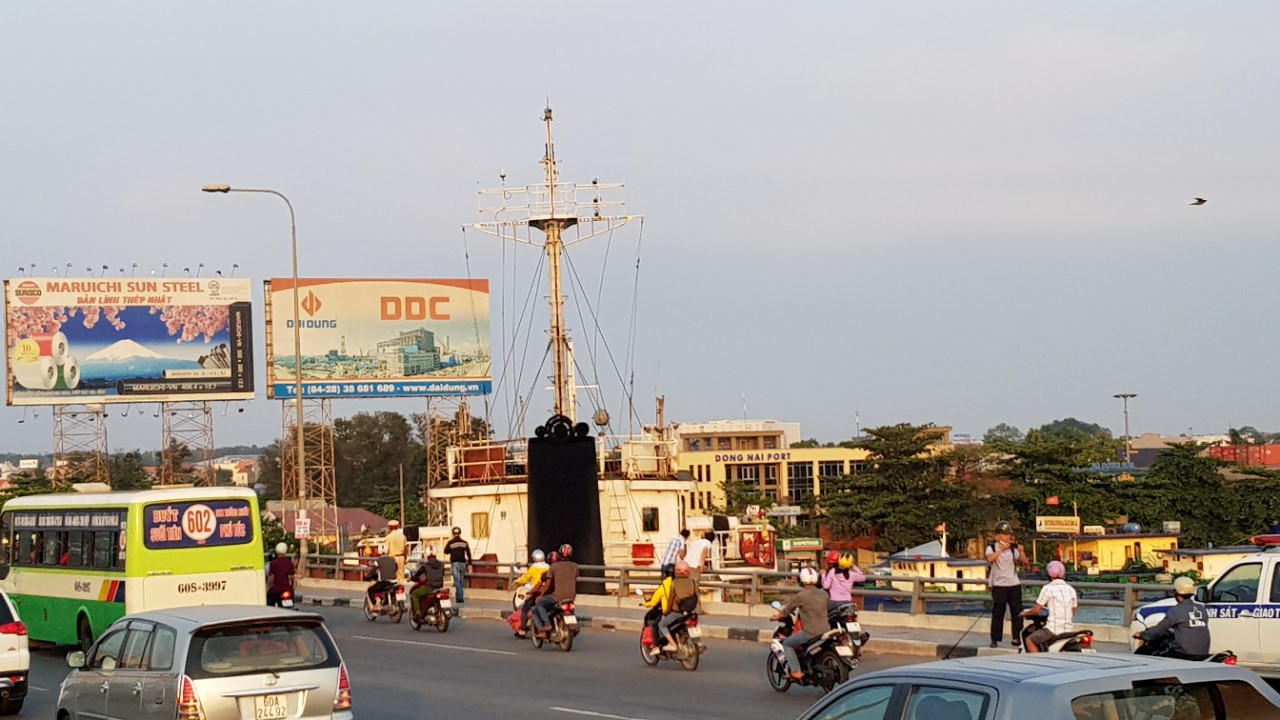 Tàu nghìn tấn dính chặt vào dầm cầu Đồng Nai