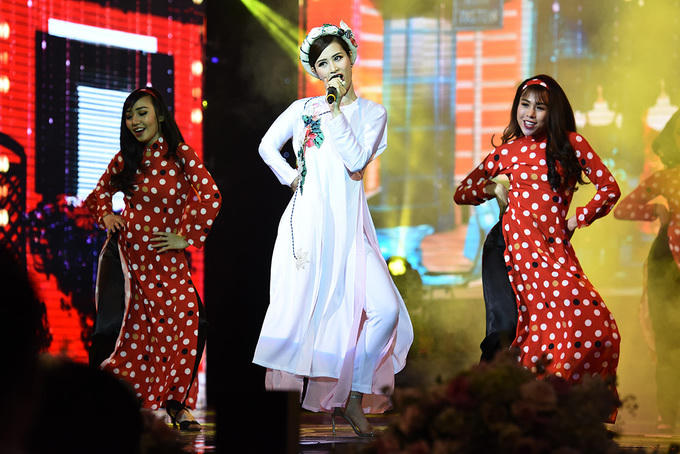 Nhã Phương bật khóc khi nhận Cánh Diều Vàng