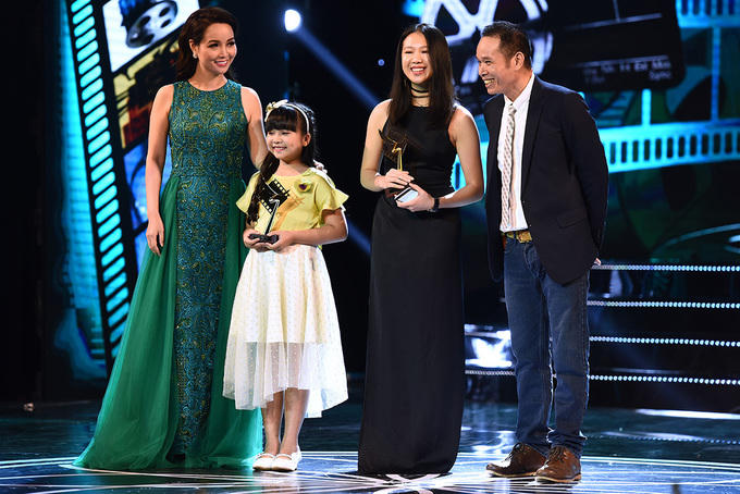 Nhã Phương bật khóc khi nhận Cánh Diều Vàng