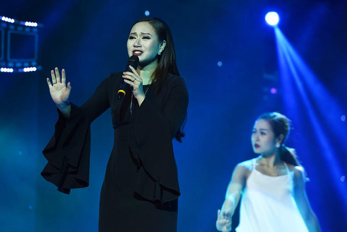 Nhã Phương bật khóc khi nhận Cánh Diều Vàng