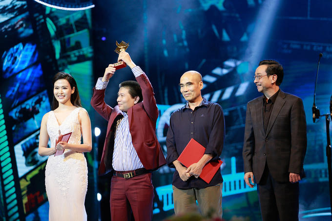 Nhã Phương bật khóc khi nhận Cánh Diều Vàng