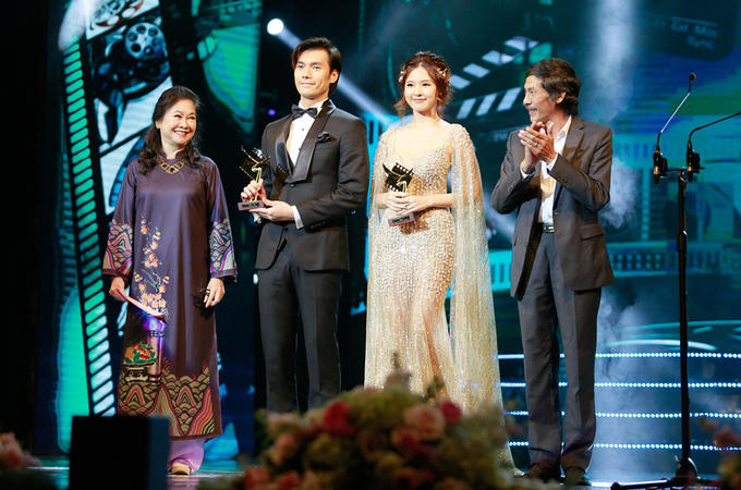 Nhã Phương bật khóc khi nhận Cánh Diều Vàng