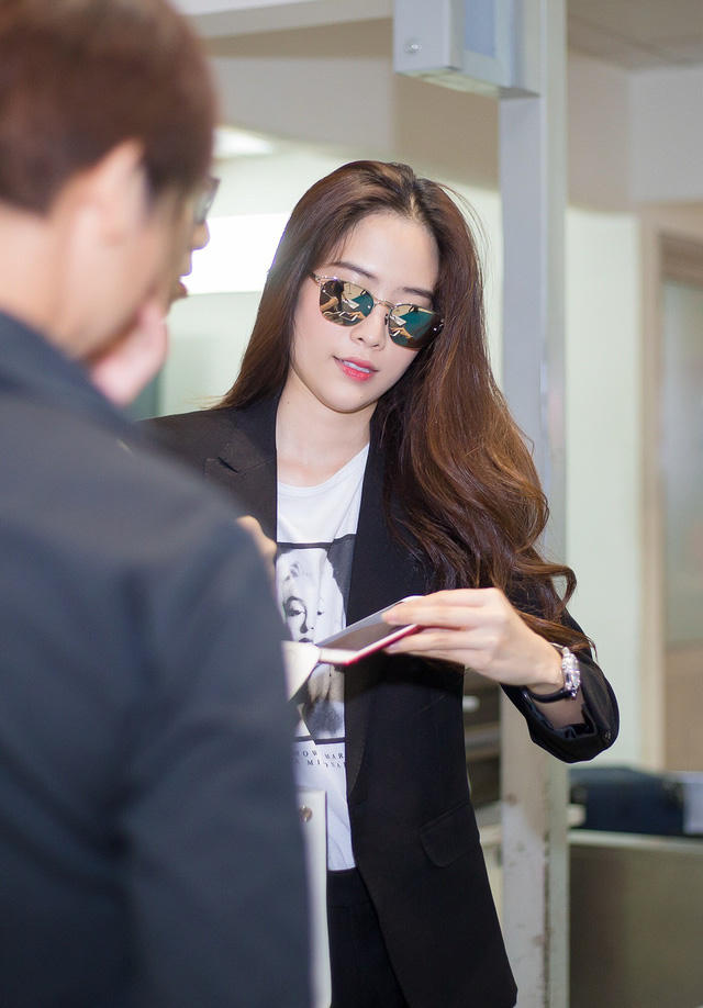 Sau nhiều biến cố trong gia đình, chuyện kinh doanh không như ý và đặc biệt là sau những lùm xùm tình cảm, Nam Em bất ngờ xuất hiện tại sân bay Tân Sơn Nhất.