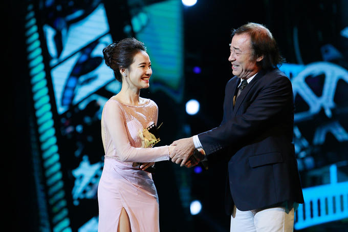 Nhã Phương bật khóc khi nhận Cánh Diều Vàng