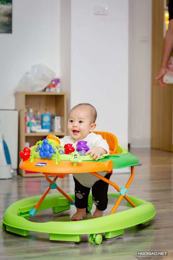 Quý tử nhà ca nương Kiều Anh rất hào hứng khi ngồi trên xe tập đi và lao đến về phía bố mẹ khi nhìn thấy họ từ xa.