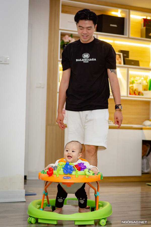 Cô cũng tự hào cho biết ông xã Văn Quỳnh có thể làm thành tục các kỹ năng thay tã, cho con ăn, ru con ngủ...