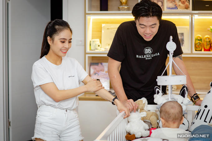 Ca nươngkể, từ khiSoup được 3 tháng tuổi, cô đã phải đi công tác vài ngày nhưng cậu bé không hề quấy khóc, đòi mẹ. Kiều Anh luôn yên tâm mỗi khi ra khỏi nhà vì có mọi người giúp trông con. Cô cũng tự hào cho biết ông xã Văn Quỳnh có thể làm thành tục các kỹ năng thay tã, cho con ăn, ru con ngủ...