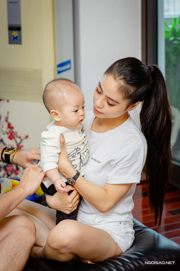 Kiều Anh cho biết sau 10 ngày ở cữ đầu tiên, cô nhanh chóng vượt qua cảm giác stress sau sinh vì được chồng và các thành viên 2 bên gia đình quan tâm, chăm sóc hết mực.