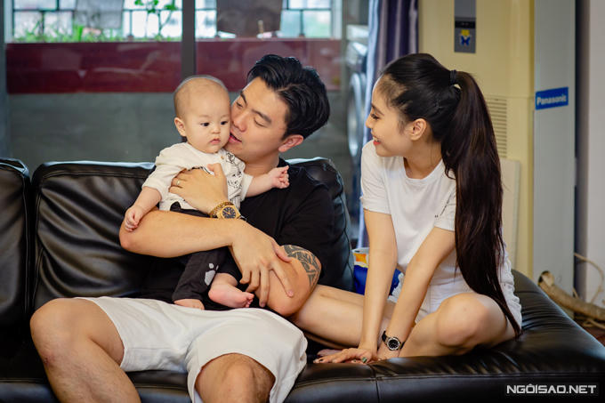 Bé Soup là trái ngọt đầu tiên trong cuộc hôn nhân của Kiều Anh và ông xã Văn Quỳnh. Chia sẻ với Ngoisao.net, giọng ca Độc ẩm cho biết con trai cô càng lớn càng giống bà nội y đúc. Tôi bị nhiều người trêu là đẻ thuê nhưng không phải đẻ thuê cho chồng mà là mẹ chồng, nữ ca sĩ vừa cười vừa nói.