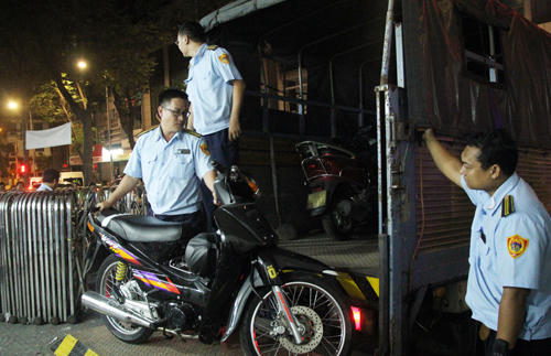 Hàng trăm xe máy bị niêm phong, đưa về UBND phường. Ảnh: Duy Trần