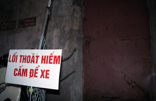 Lối thoát hiểm nhưng bị khóa kín cửa. Ảnh: Duy Trần