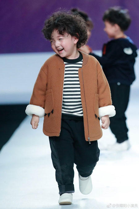 Yaoyang sải bước trình diễn tự tin sau cú ngã.