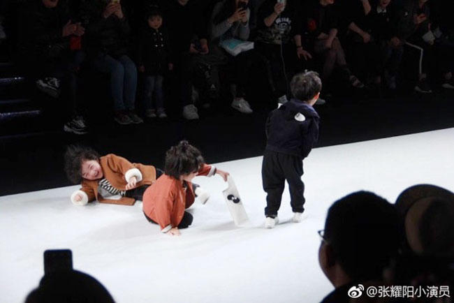 Ba cậu bé gặp sự cố trên sâu khấu nhưng vẫn hồn nhiên cười đùa.