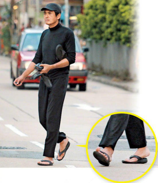 Dù sở hữu tài sản lên đến 200 triệu USD nhưng tài tử vẫn trung thành với phong cách giản dị.