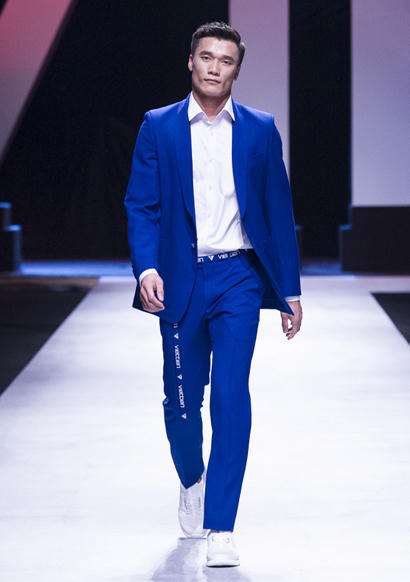 Bùi Tiến Dũng trên sàn catwalk.