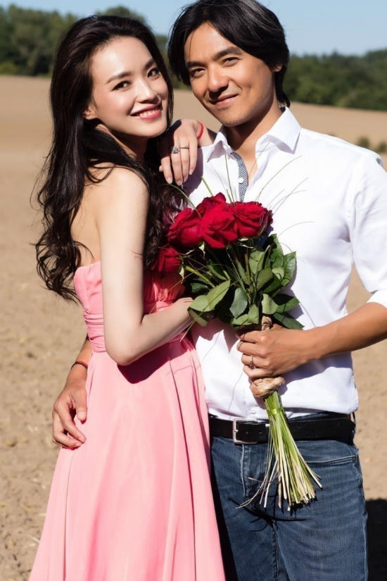 Thư Kỳ hạnh phúc bên người bạn đời Phùng Đức Luân.