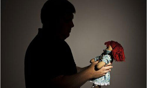 Mike đau đớn phát hiện đứa con gái vẫn yêu thương mỗi ngày không phải con ruột mình. Ảnh: Nytimes.