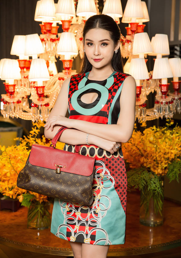 Cô sắm sửa nhiều váy áo, phụ kiện của các thương hiệu lừng danh thế giới, giá trị hàng nghìn đôla.