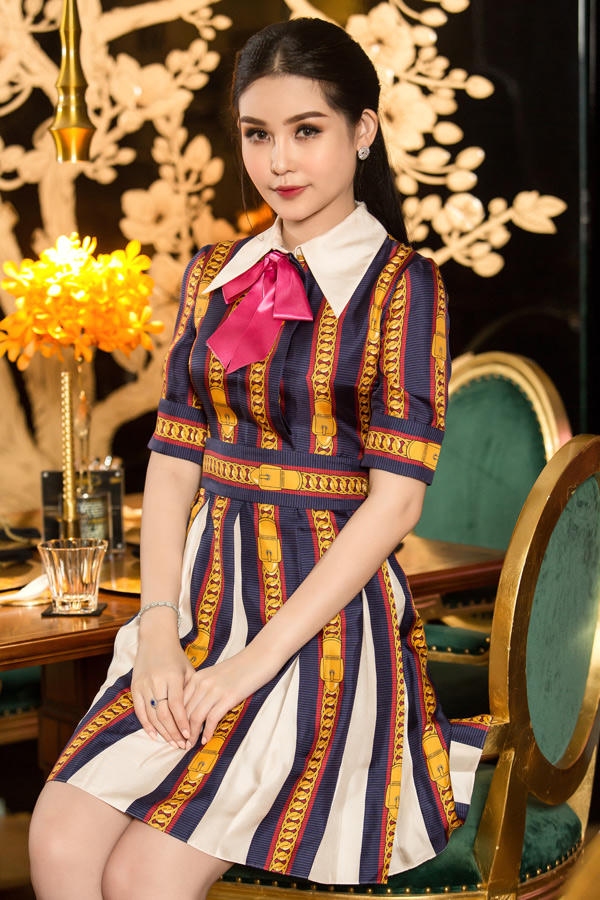 Ngân Anh bỏ ra hơn 40triệu đồng sắmbộ váy thanh lịch của nhà mốt Gucci. Cô theo đuổi phong cách hiện đại, nữ tính.