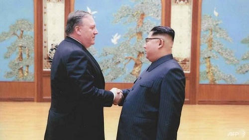 Lãnh đạo Triều Tiên Kim Jong-un và tân Ngoại trưởng Mỹ Mike Pompeo tại Bình Nhưỡng hồi cuối tháng 3. Ảnh:AFP.