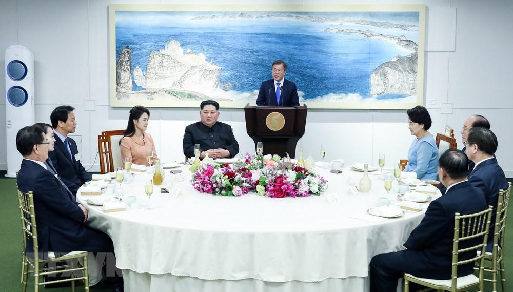 Hình ảnh tiệc mừng thành công của Lãnh đạo hai miền Triều Tiên