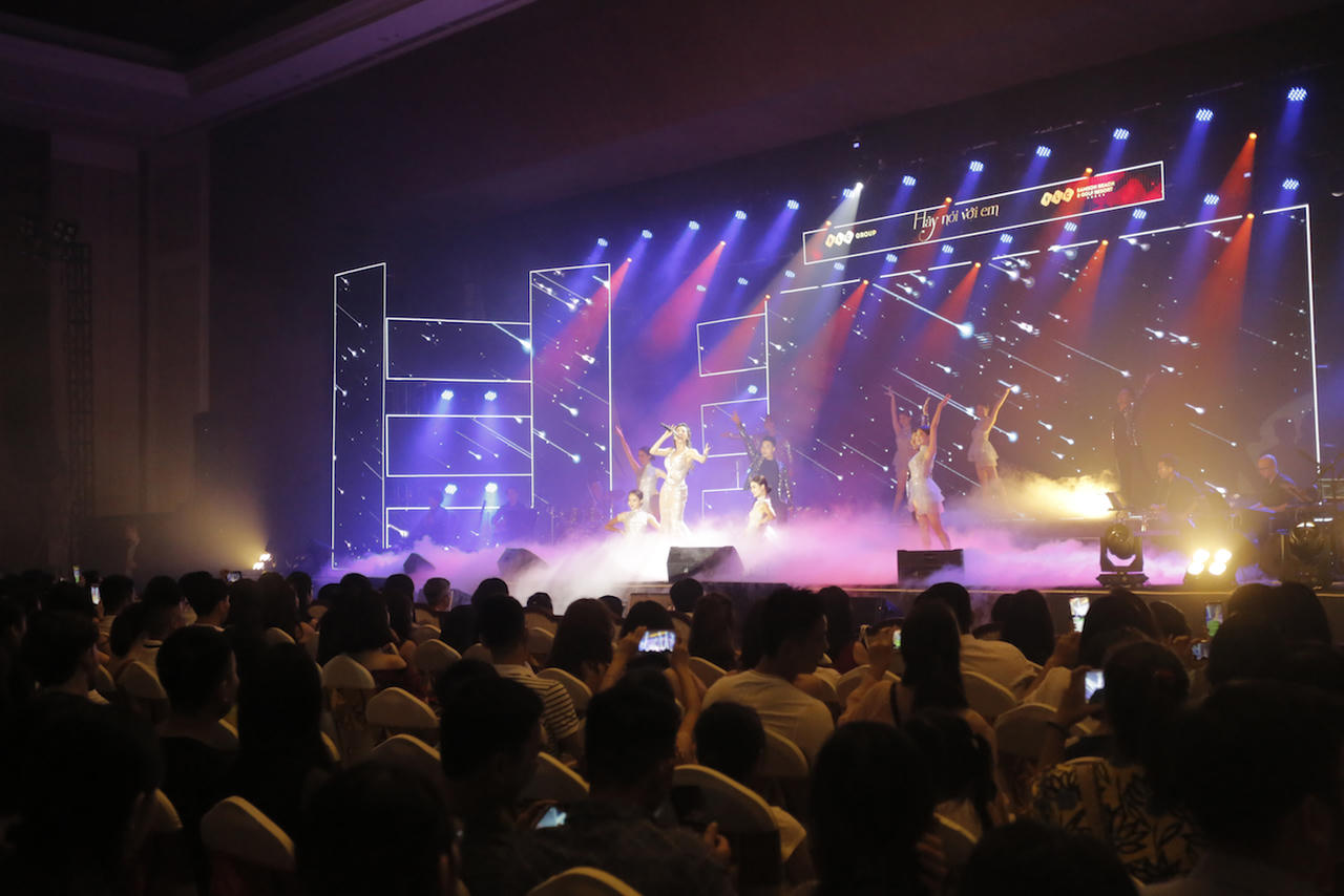 Hà Hồ ngọt ngào 'khóa môi' Kim Lý trên sân khấu FLC Sầm Sơn