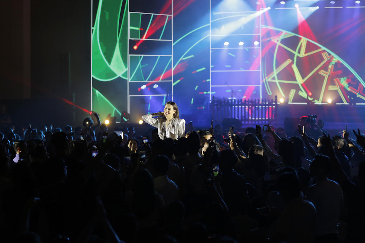 Hà Hồ ngọt ngào 'khóa môi' Kim Lý trên sân khấu FLC Sầm Sơn