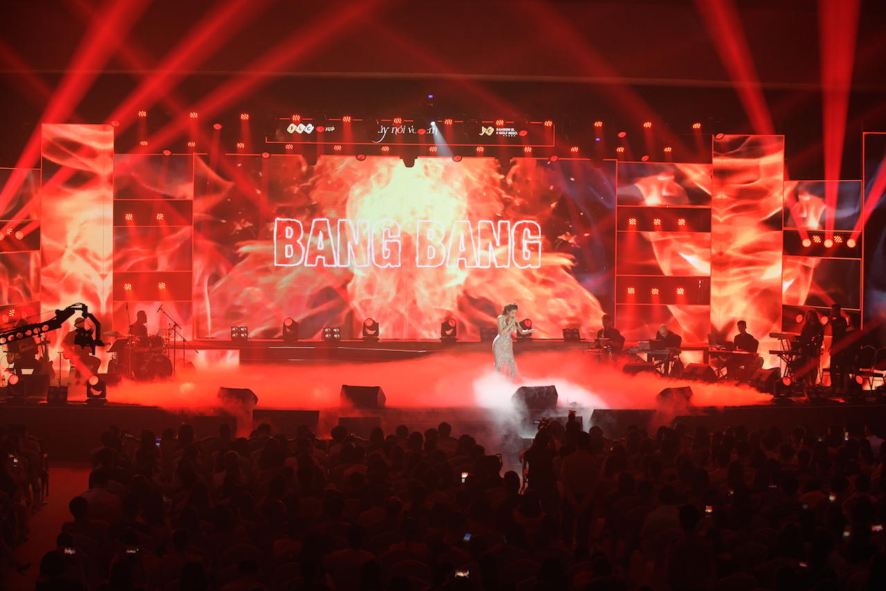 Hà Hồ ngọt ngào 'khóa môi' Kim Lý trên sân khấu FLC Sầm Sơn