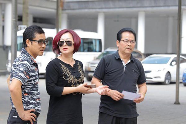  Dù lấy vợ trẻ tuổi nhưng NSND Trần Nhượng nhận được sự sẻ chia thấu hiểu của vợ. 