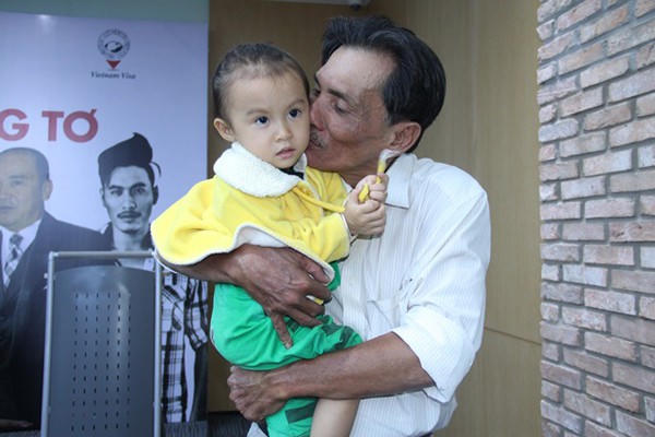  Thương Tín và con gái nhỏ. 