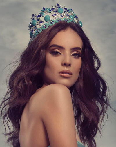 Vanessa Ponce năm nay 25 tuổi và cao 1,72m.