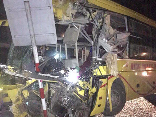 Đầu ôtô khách biến dạng sau cú tông đuôi xe container. Ảnh: Đ.H