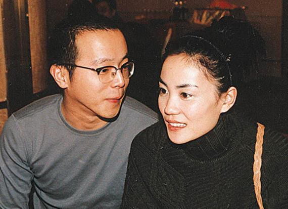 Cảnh già của rocker phản bạn, ngoại tình và ly hôn Vương Phi