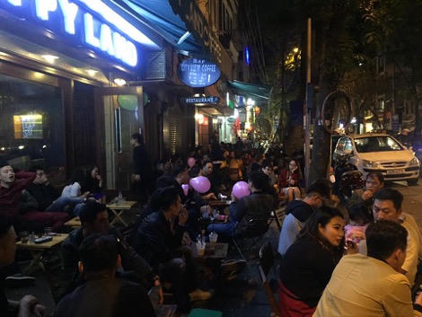 Người trẻ Hà Nội lên phố cổ 'phá thân' trong cơn 'phê' chốc lát